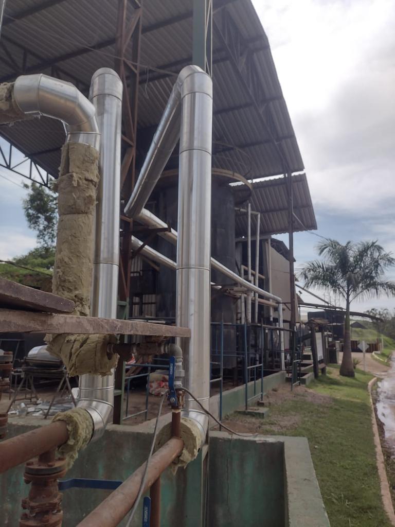 Tubulações isoladas em área industrial