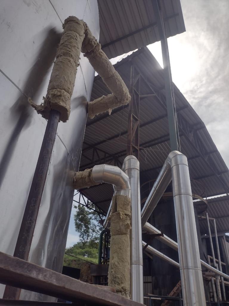 Detalhe de tubulações com isolamento térmico